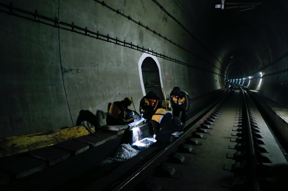 秦都铁路运营隧道病害现状